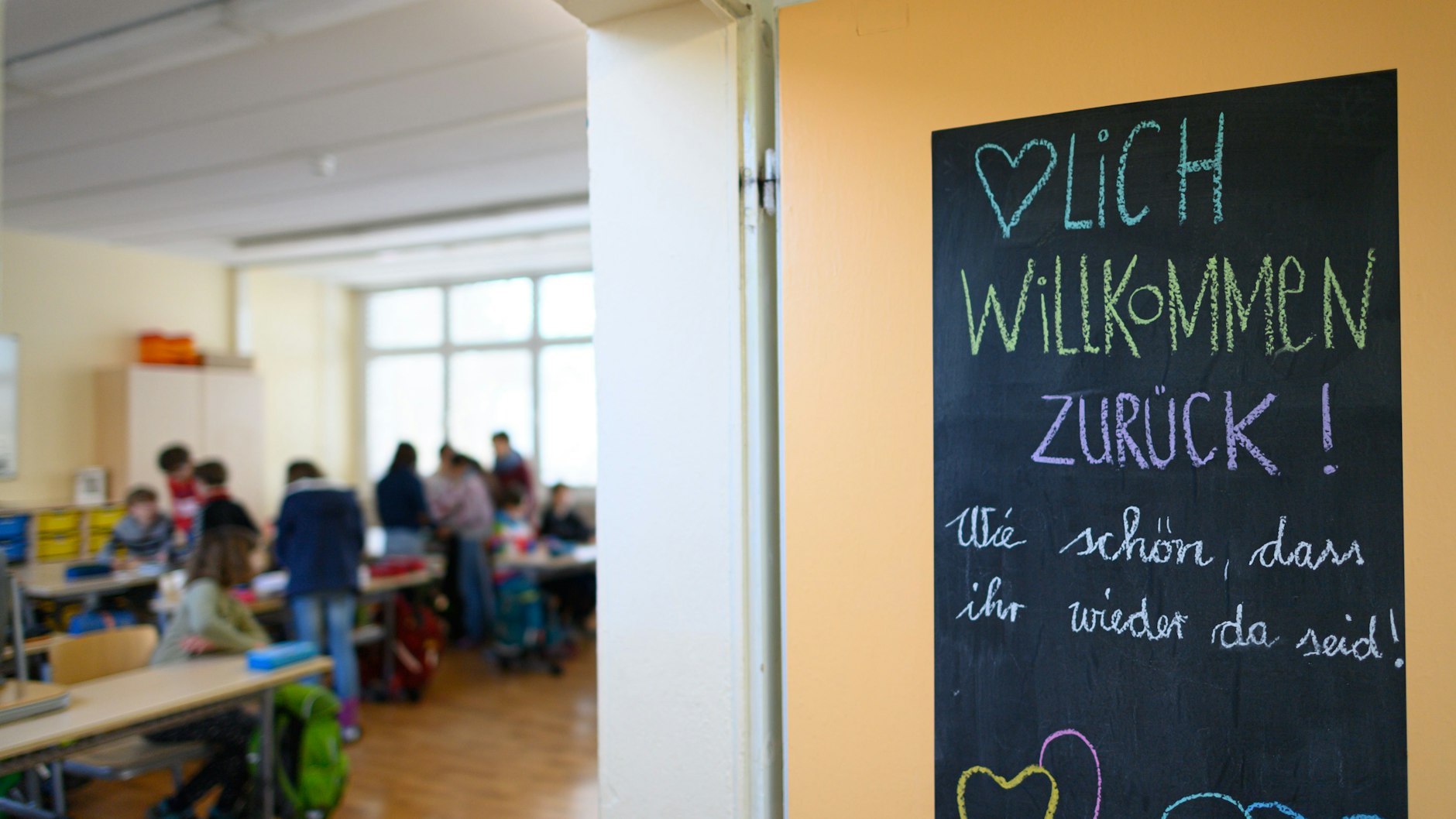 Die Klassen 1 bis 3 kehren ab Montag in den Unterricht zurück - viele freuen sich, ihre Freunde wiederzusehen.