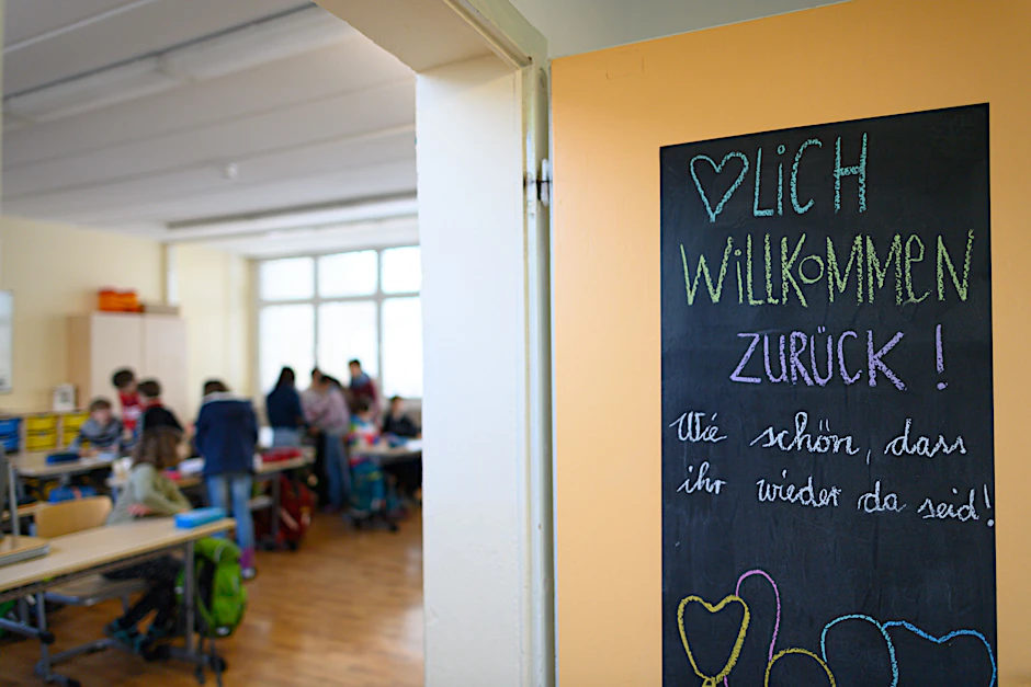 Die Klassen 1 bis 3 kehren ab Montag in den Unterricht zurück - viele freuen sich, ihre Freunde wiederzusehen.