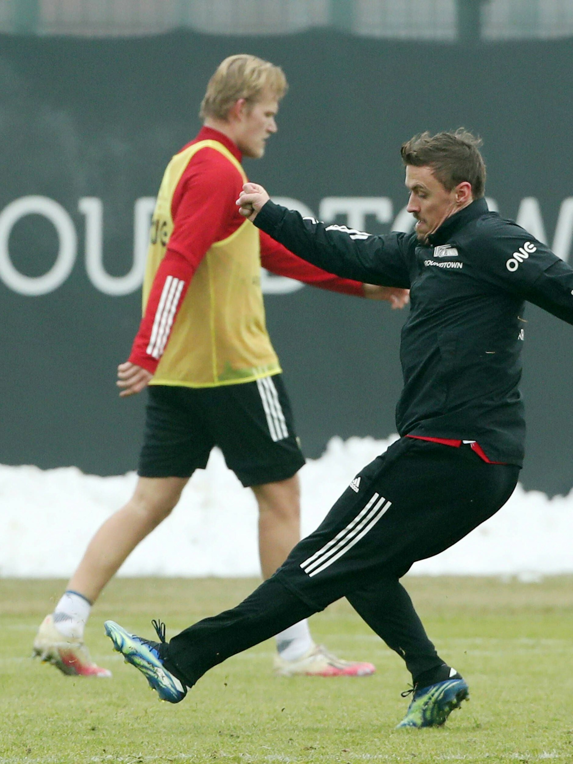 Zielwasserübungen! Max Kruse ballerte am Dienstag mit Joel Pojahnpalo im Training um die Wette. 