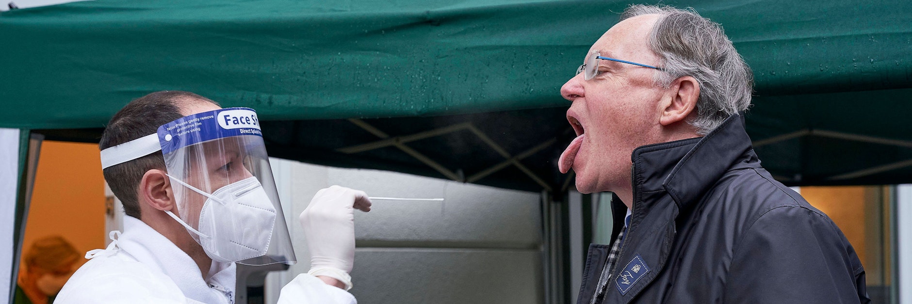 „Sagen Sie mal Aahhh!“ Niedersachsens Ministerpräsident Stephan Weil (SPD) unterzieht sich vor dem Besuch eines Pflegeheims in Hannover einem Schnelltest.