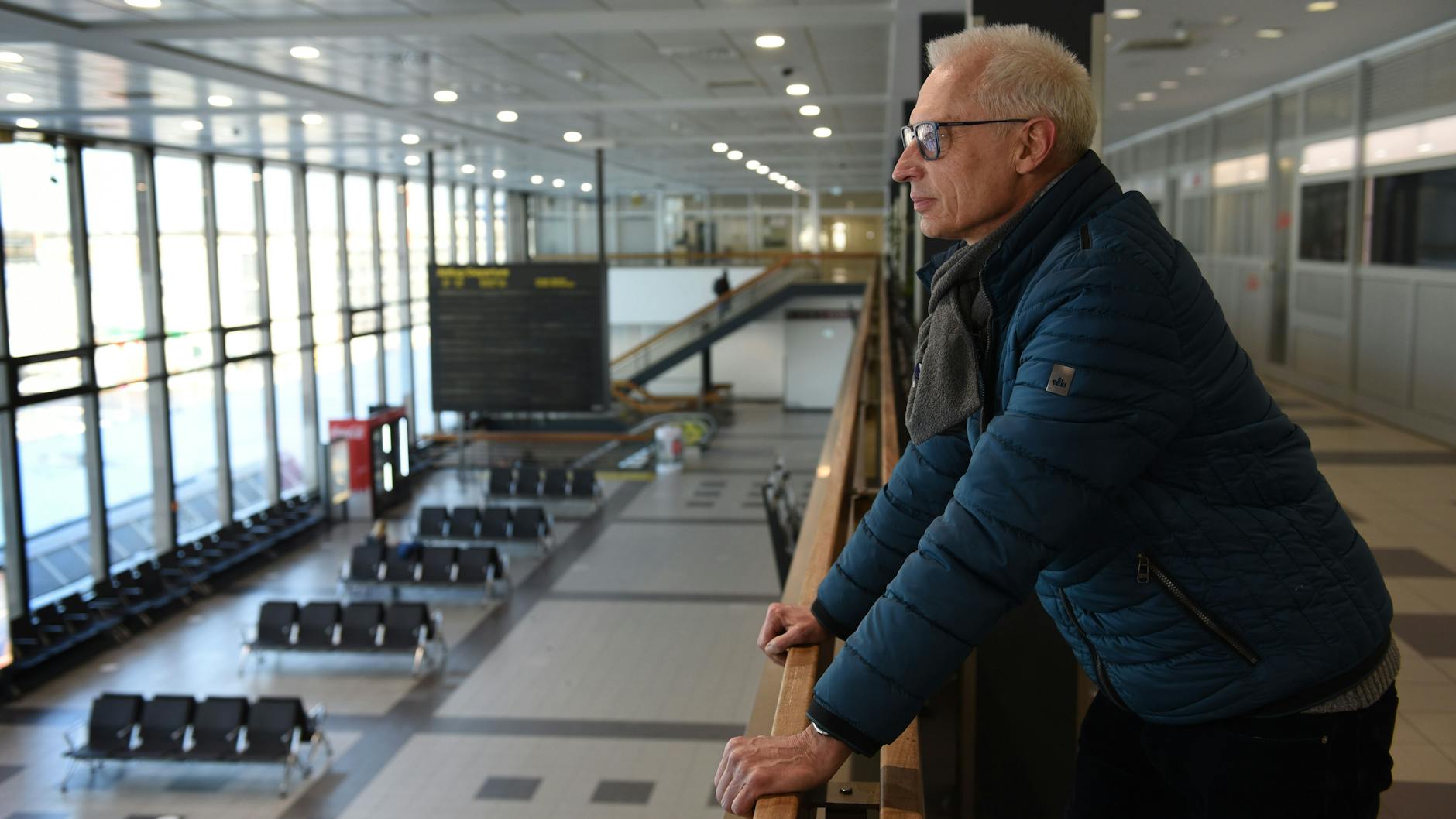 Lutz Schönfeld in der Abflughalle. Auf der Anzeigetafel steht: nichts – keine Destination, keine Flugnummer.