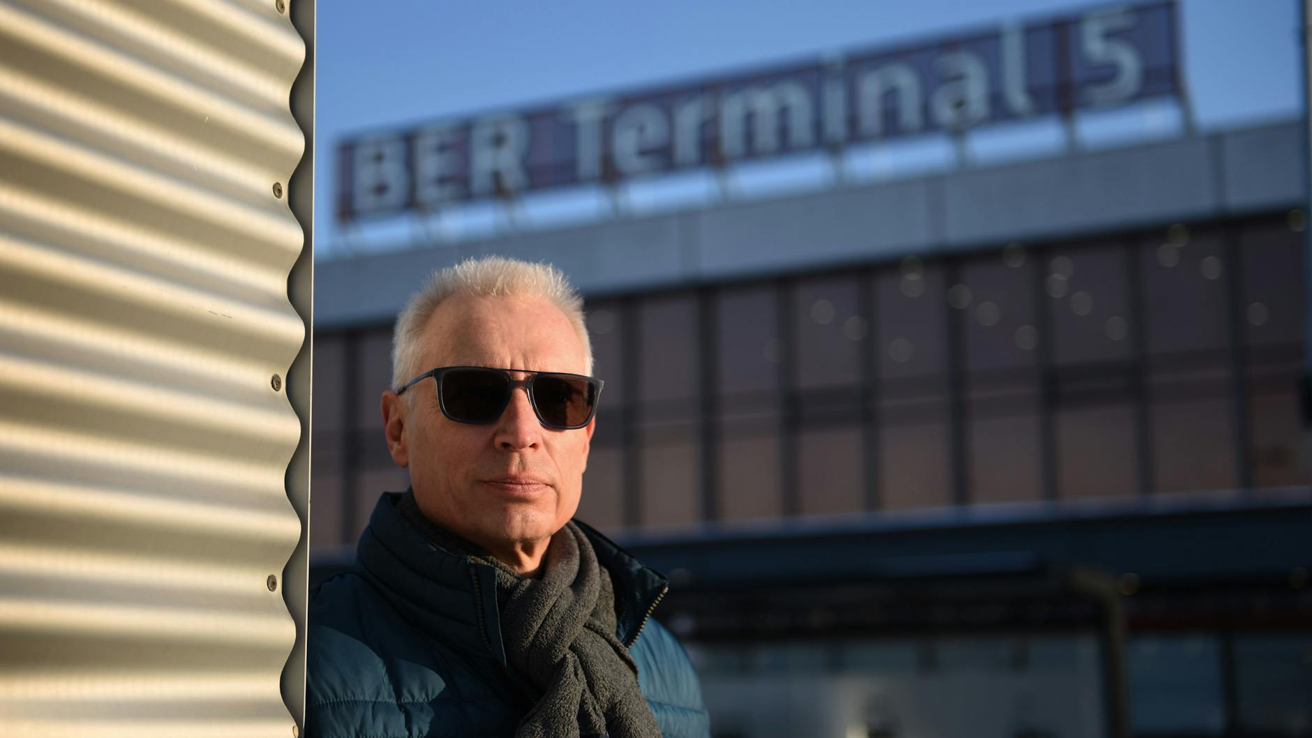 „Dieser Flughafen war meine Heimat“: Lutz Schönefeld vor dem Abfertigungsgebäude.