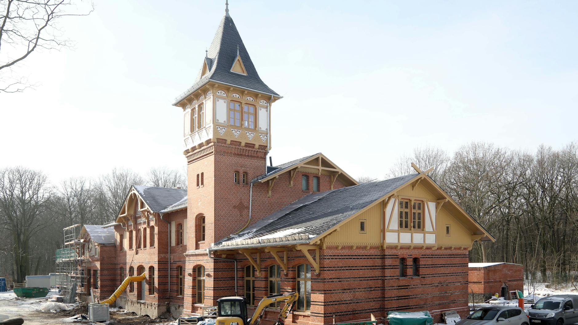 Im neuen Glanz erstrahlt die Fassade vom „Eierhäuschen“, im Innern laufen noch die Sanierungsarbeiten. Die beliebte Gaststätte soll im Spreepark 2022 wieder eröffnet werden. Vier Räume in der oberen Etage sind als Künstler-Wohnungen und Werkstätten geplant.