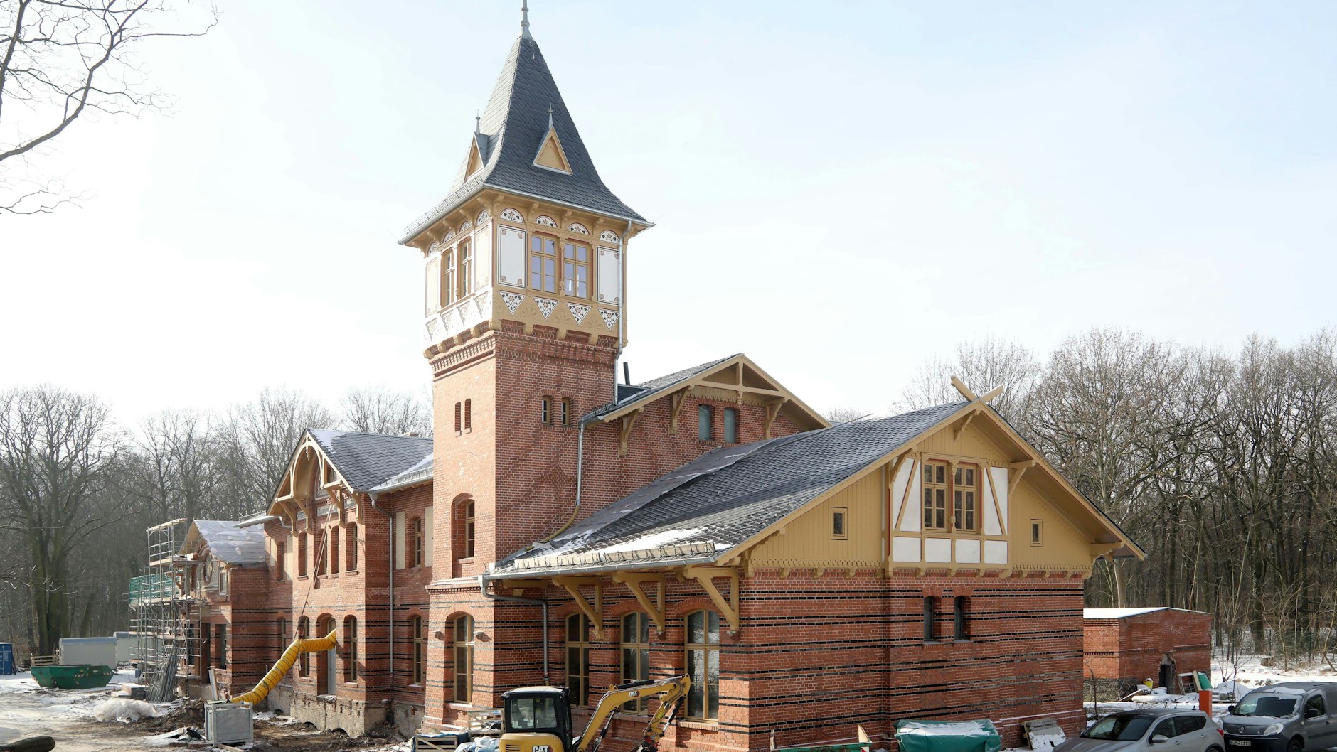 Im neuen Glanz erstrahlt die Fassade vom „Eierhäuschen“, im Innern laufen noch die Sanierungsarbeiten. Die beliebte Gaststätte soll im Spreepark 2022 wieder eröffnet werden. Vier Räume in der oberen Etage sind als Künstler-Wohnungen und Werkstätten geplant.