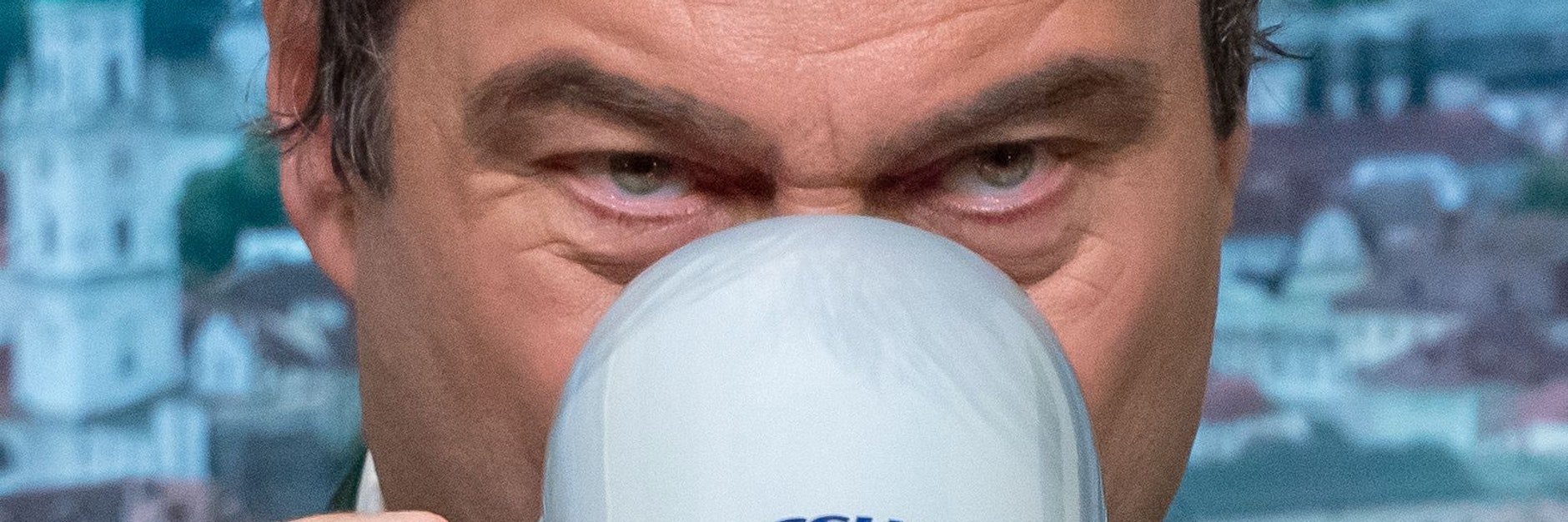 Markus Söder trinkt Bier - beim politischen Online-Aschermittwoch ziemlich allein in der Passauer Dreiländerhalle war das nicht sehr vergnüglich.