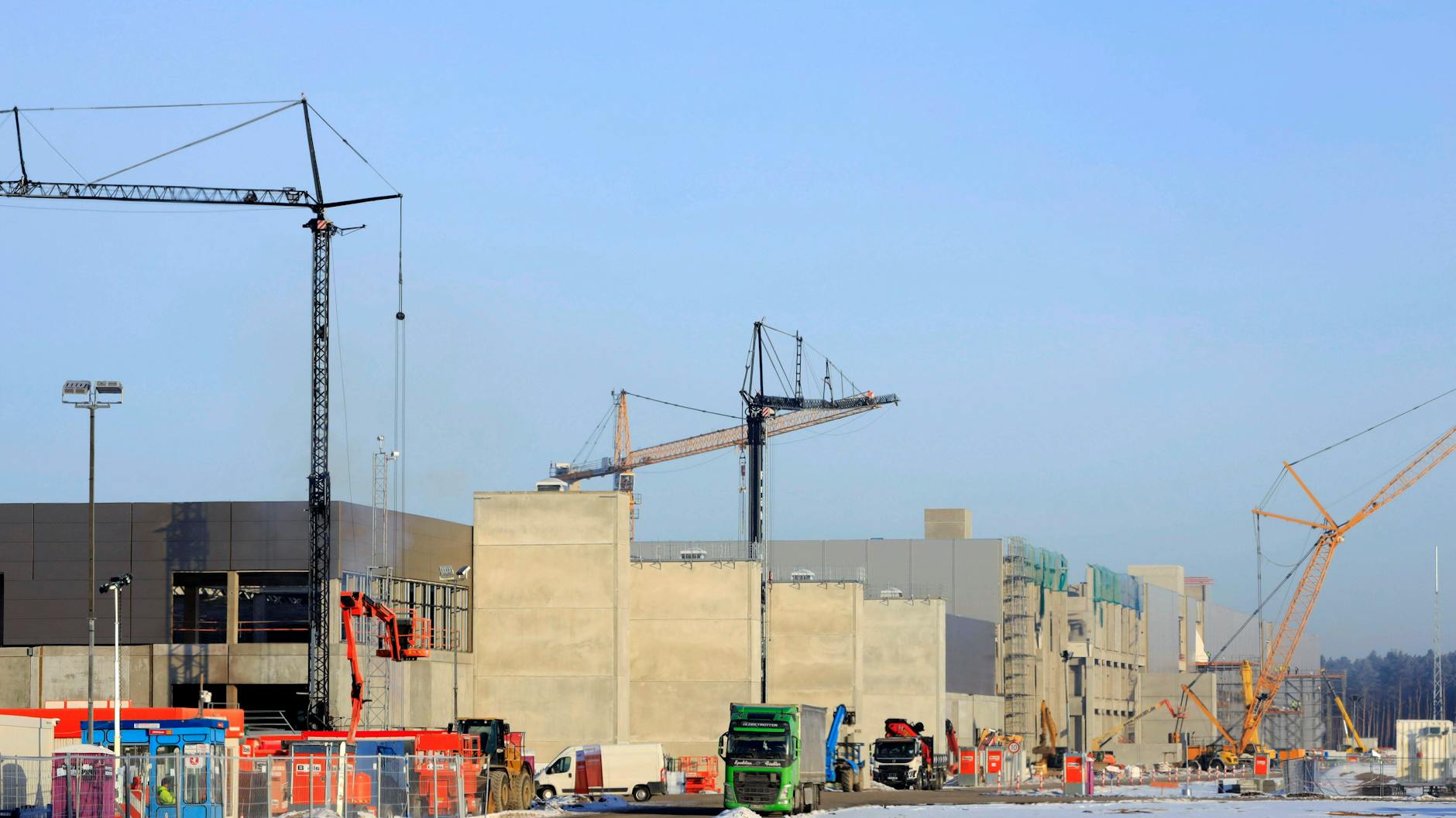 Tesla hat die Erlaubnis zum Einbau weiterer Maschinen in die Gebäude der Gigafactory in Grünheide erhalten.