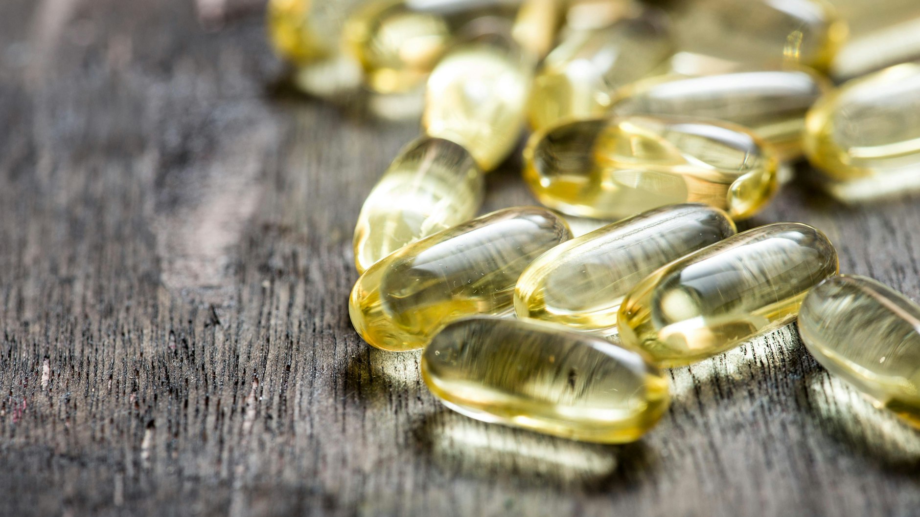 Erwachsene sollten bei einer unspezifischen Nahrungsergänzung 800 bis maximal 2000 Internationale Einheiten (I.E.) von Vitamin D täglich einnehmen.&nbsp;