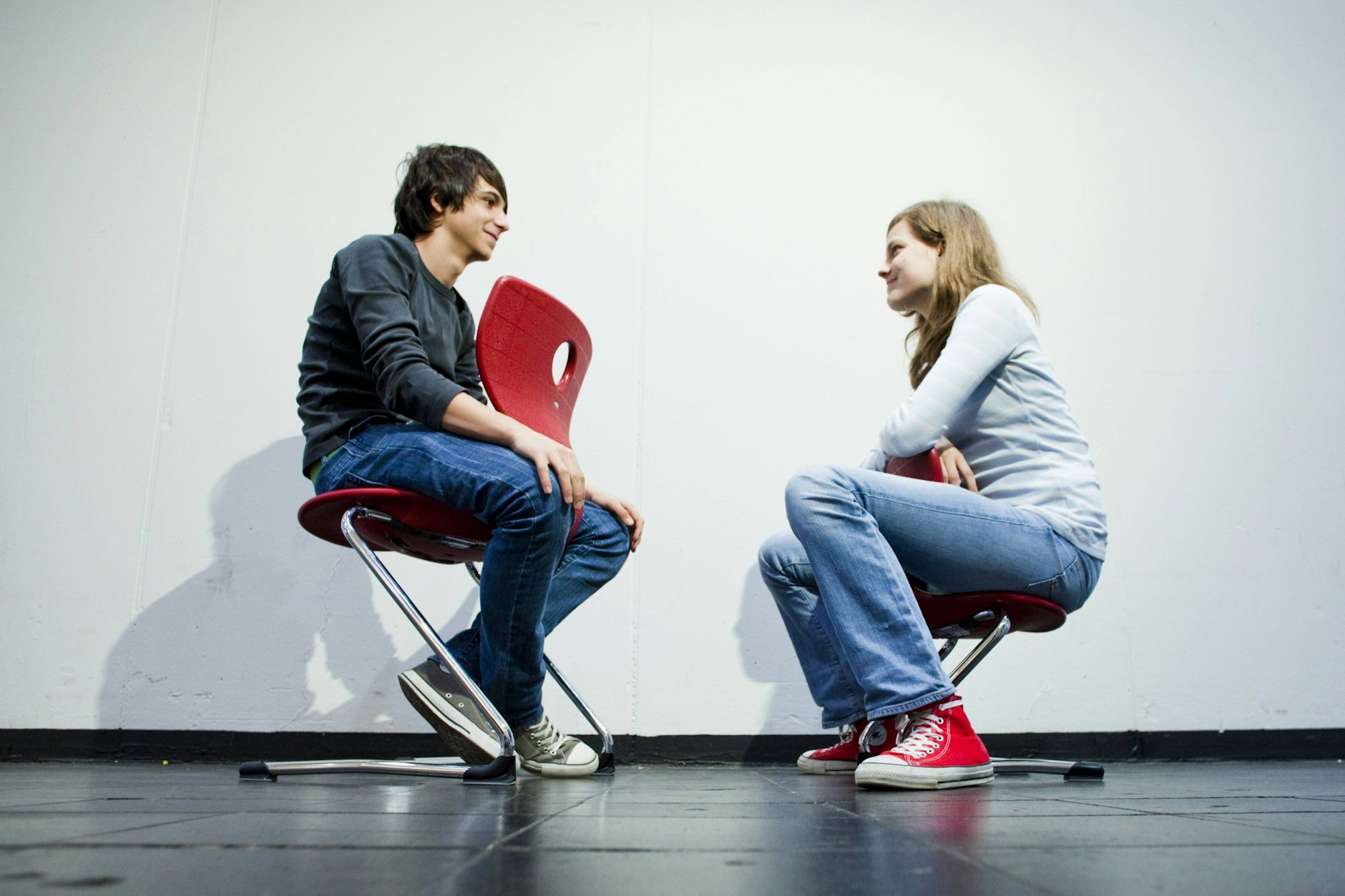 Durch ausgeatmete Aerosole kann sich ein Virus innerhalb weniger Minuten in einem Raum verteilen.