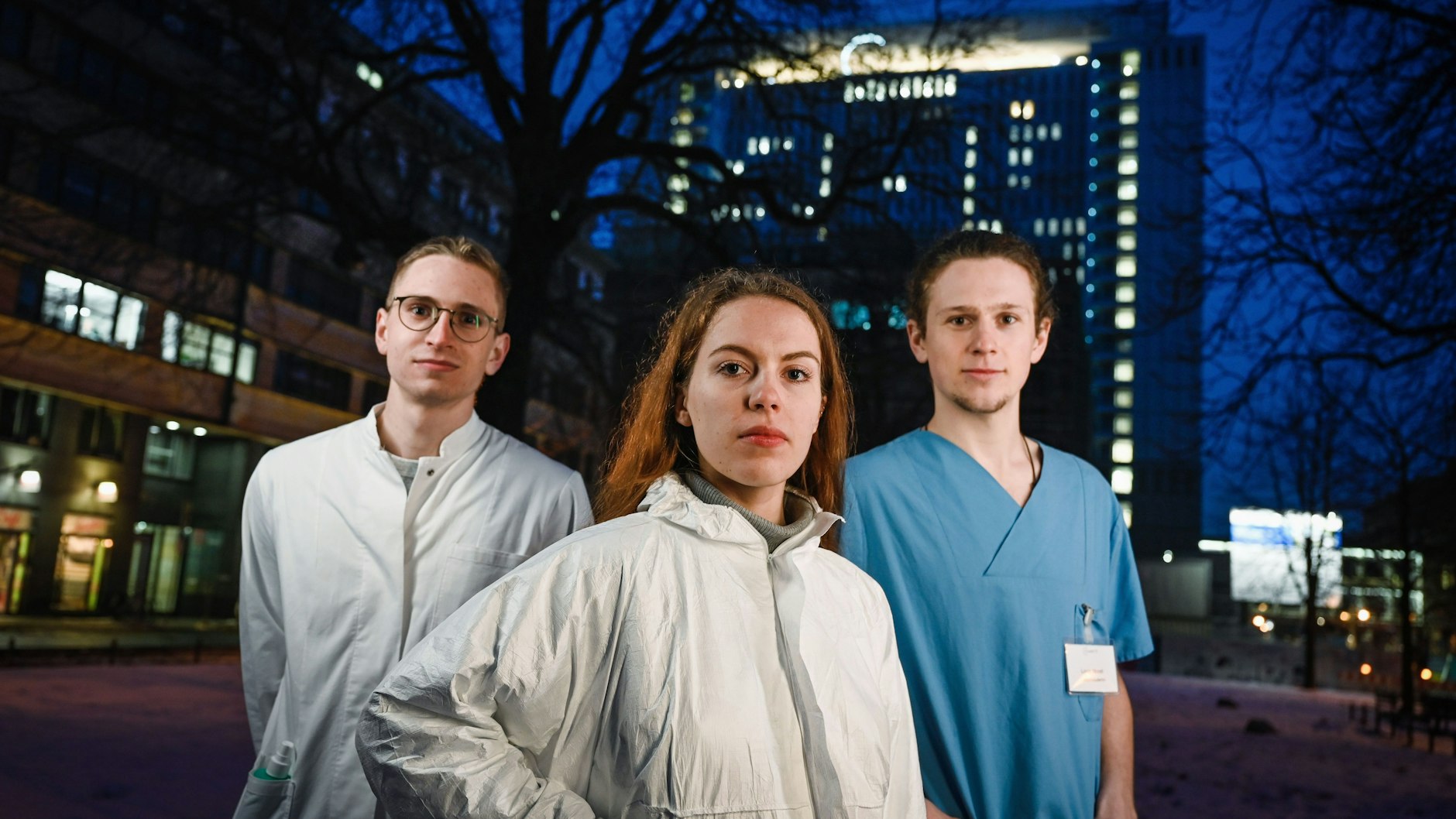 Die Medizinstudenten Philipp Schulz, Natalja Fretwurst, Louis Morell (v. l.) vor dem Bettenhaus der Charité in Berlin-Mitte.<br>