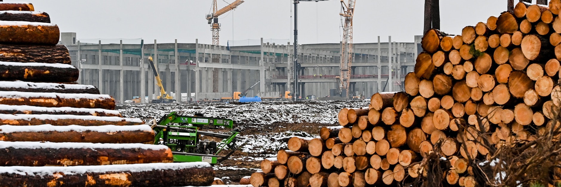 Tesla hat die Erlaubnis zum Einbau weiterer Maschinen in die Gebäude der Gigafactory in Grünheide erhalten.