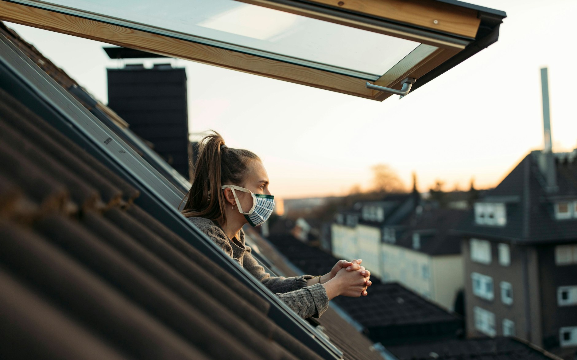 Je mehr Menschen in der Pandemie chronische Ängste entwickeln oder in soziale Isolation geraten, desto anfälliger werden sie für Infektionen, sagt der Psychoneuroimmunologe Christian Schubert.