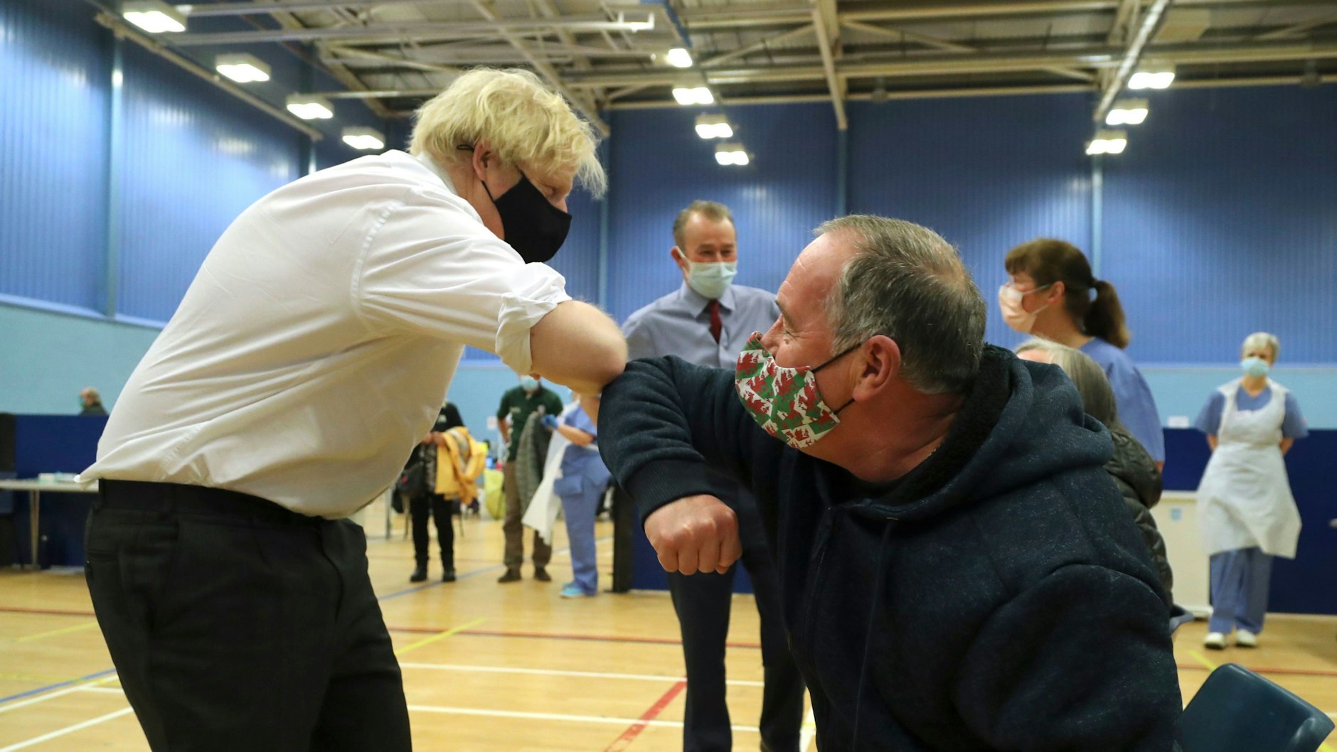 In Großbritannien ist das Impfen mit Astrazeneca ein großer Spaß, wie Premier Boris Johnson am Mittwoch in Wales demonstrierte – hierzulande nicht so.