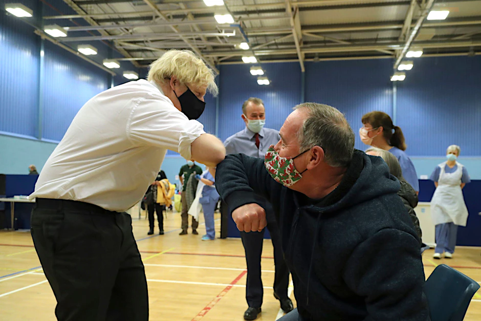 In Großbritannien ist das Impfen mit Astrazeneca ein großer Spaß, wie Premier Boris Johnson am Mittwoch in Wales demonstrierte – hierzulande nicht so.