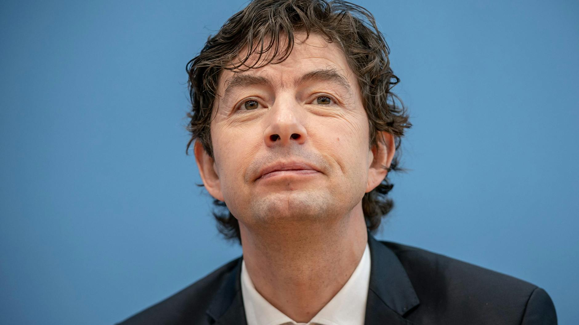 Christian Drosten hält den Impfstoff von Astrazeneca für ausreichend wirksam.