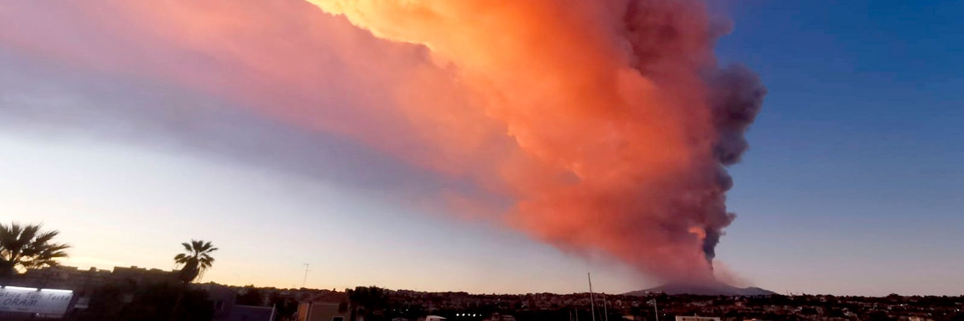 Der Ätna spuckt eine große Aschewolke.