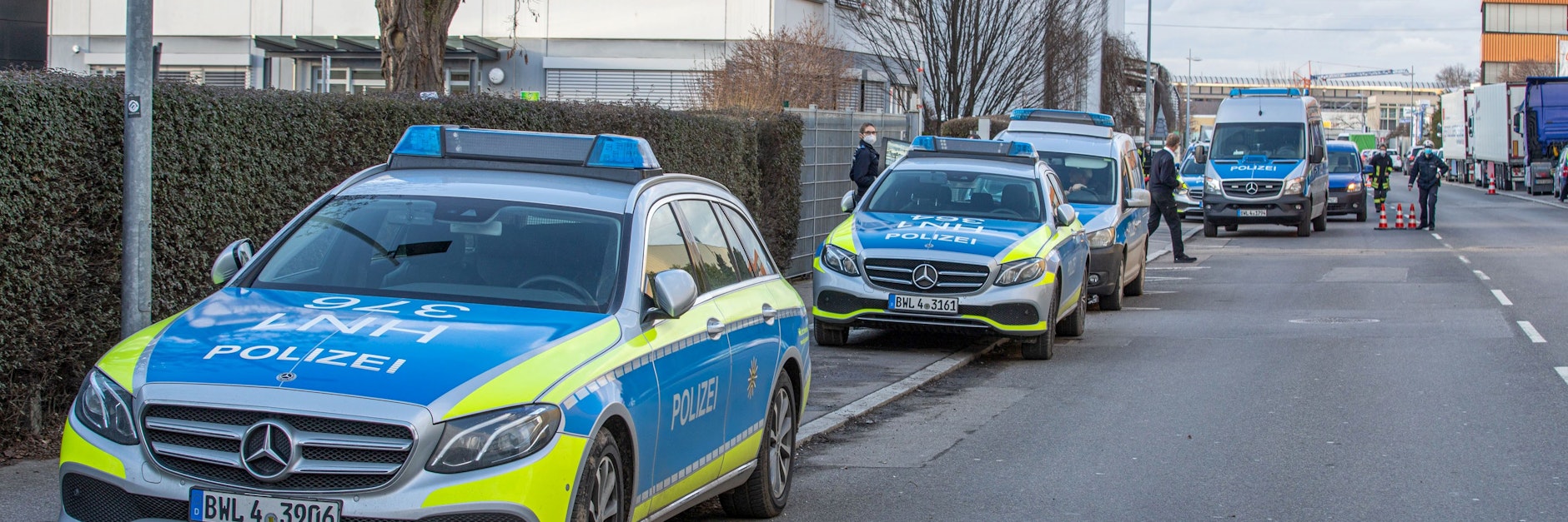 Neckarsulm: Einsatzkräfte der Polizei stehen in einem Industriegebiet vor dem Verwaltungsgebäude, in dem es zu der Explosion kam. 