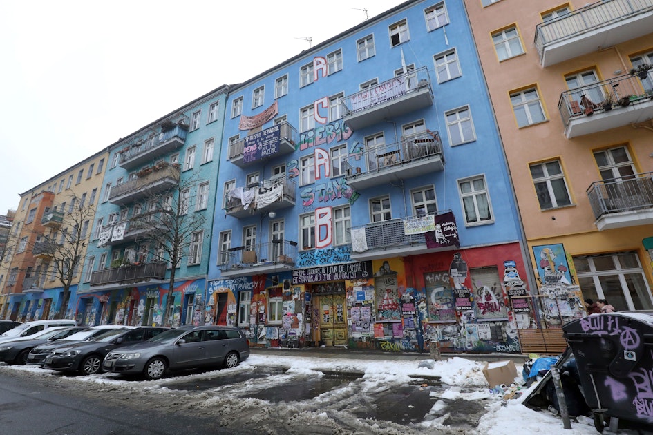 Unter Polizeischutz Gutachter will besetztes Haus in der