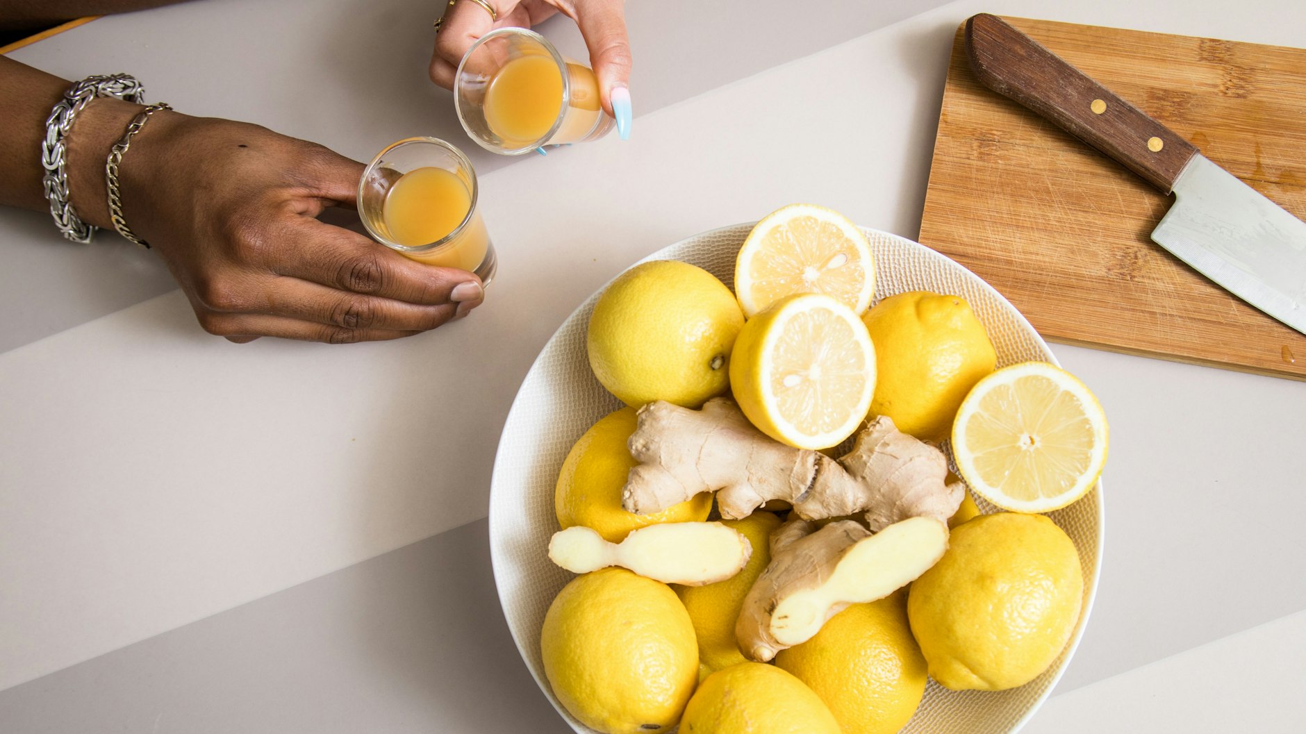 Aus Ingwer, Zitrone und zum Beispiel Äpfeln lässt sich ganz einfach ein Ingwershot zu Hause herstellen.