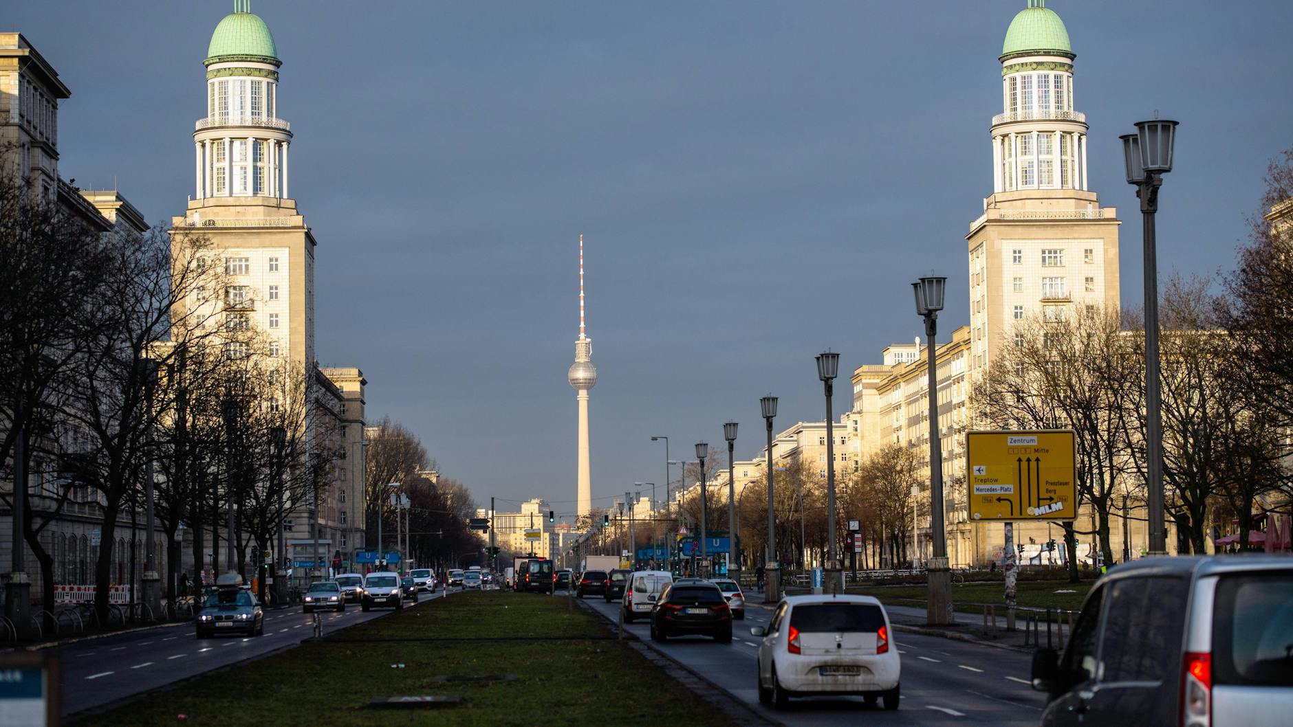 Autos fahren im morgendlichen Berufsverkehr durch Berlin.