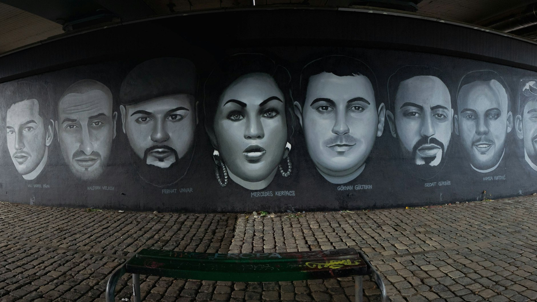 Die Gesichter der Mordopfer aus Hanau sind überall.