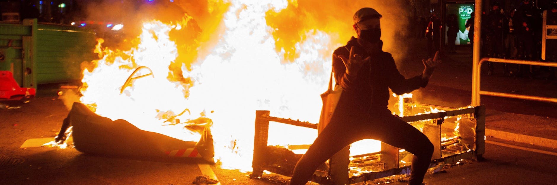 In Barcelona setzten die Demonstranten Mülltonnen in Brand.