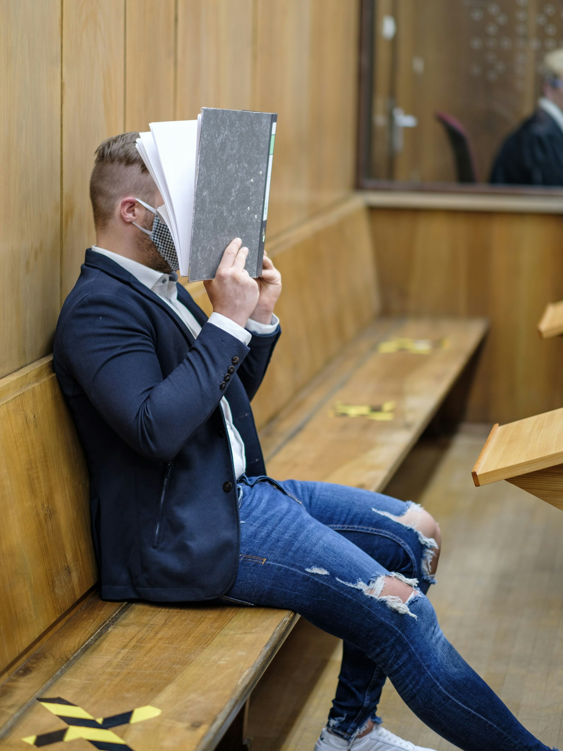 Der Angeklagte im Prozess um den Mord an einer jungen Frau zu Prozessbeginn am 3. Juli 2020 in Hannover.