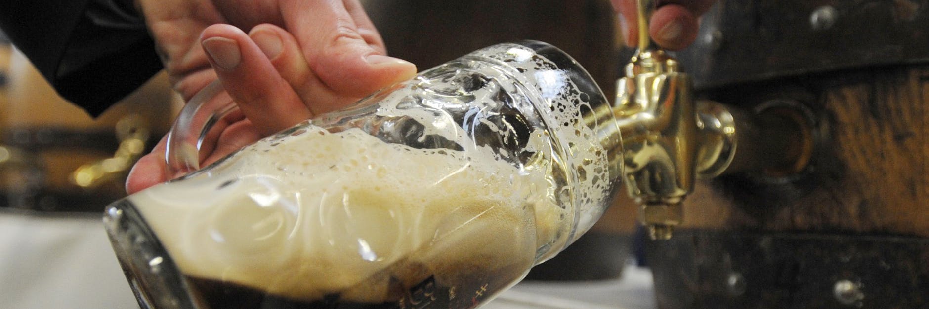 Viele nahmen die Stellenanzeige ernst und wollten Fassbier in Flaschen umfüllen.