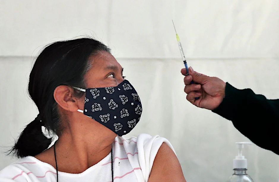 Neugierig, skeptisch, ängstlich? Eine Frau in Mexico City vor der Impfung gegen Corona mit dem Impfstoff von Astrazeneca.