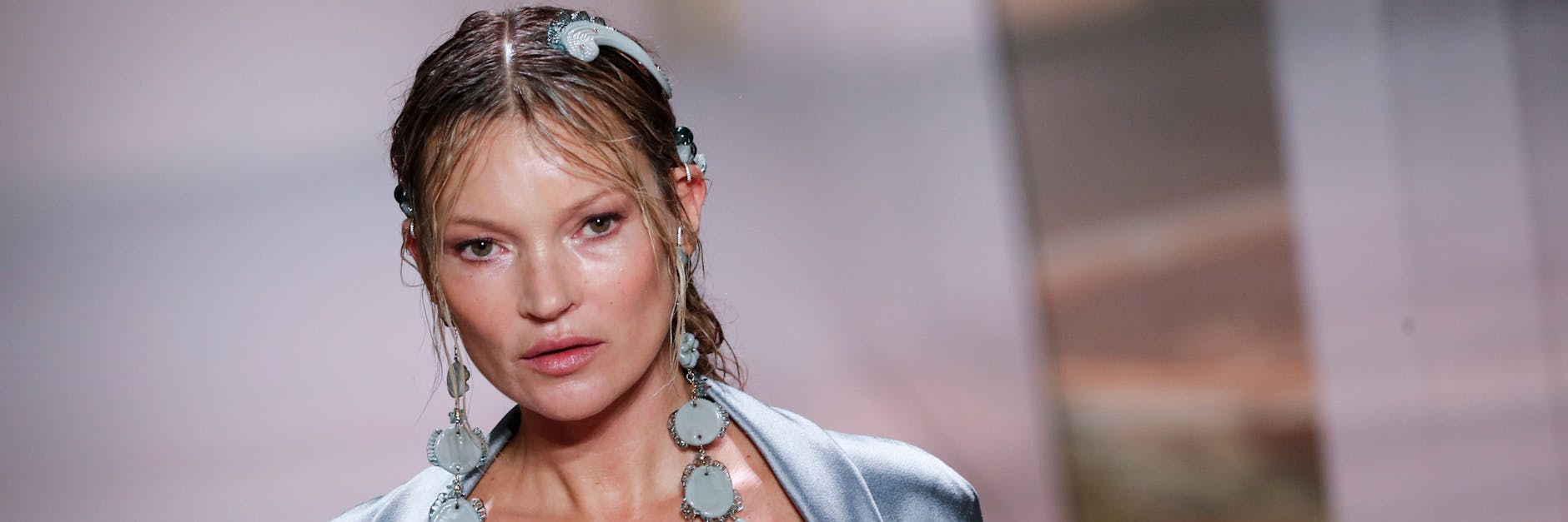 Kate Moss, Model aus Großbritannien, präsentiert eine Kreation für die Frühjahr-Sommer-Kollektion 2021 von Fendi während der Pariser Haute Couture Fashion Week 2021. 