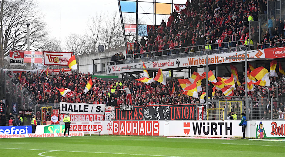 Der vollbesetzte Gästeblock im Freiburger Schwarzwaldstadion – ein Bild aus einer anderen Zeit.