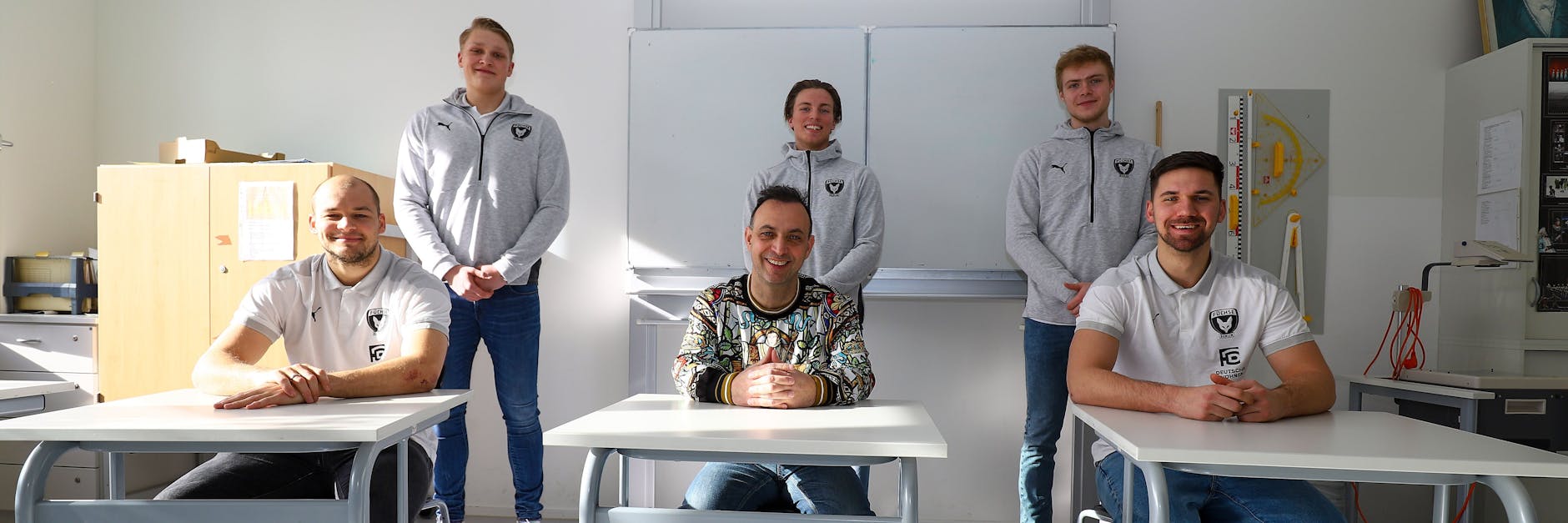 Aus dem Nachwuchs zu den Profis: Marc Walter, Nils Lichtlein, Matthes Langhoff (hintere Reihe, v. l. n. r.), Paul Drux, Manager Bob Hanning, Fabian Wiede (vordere Reihe, v. l. n. r.)