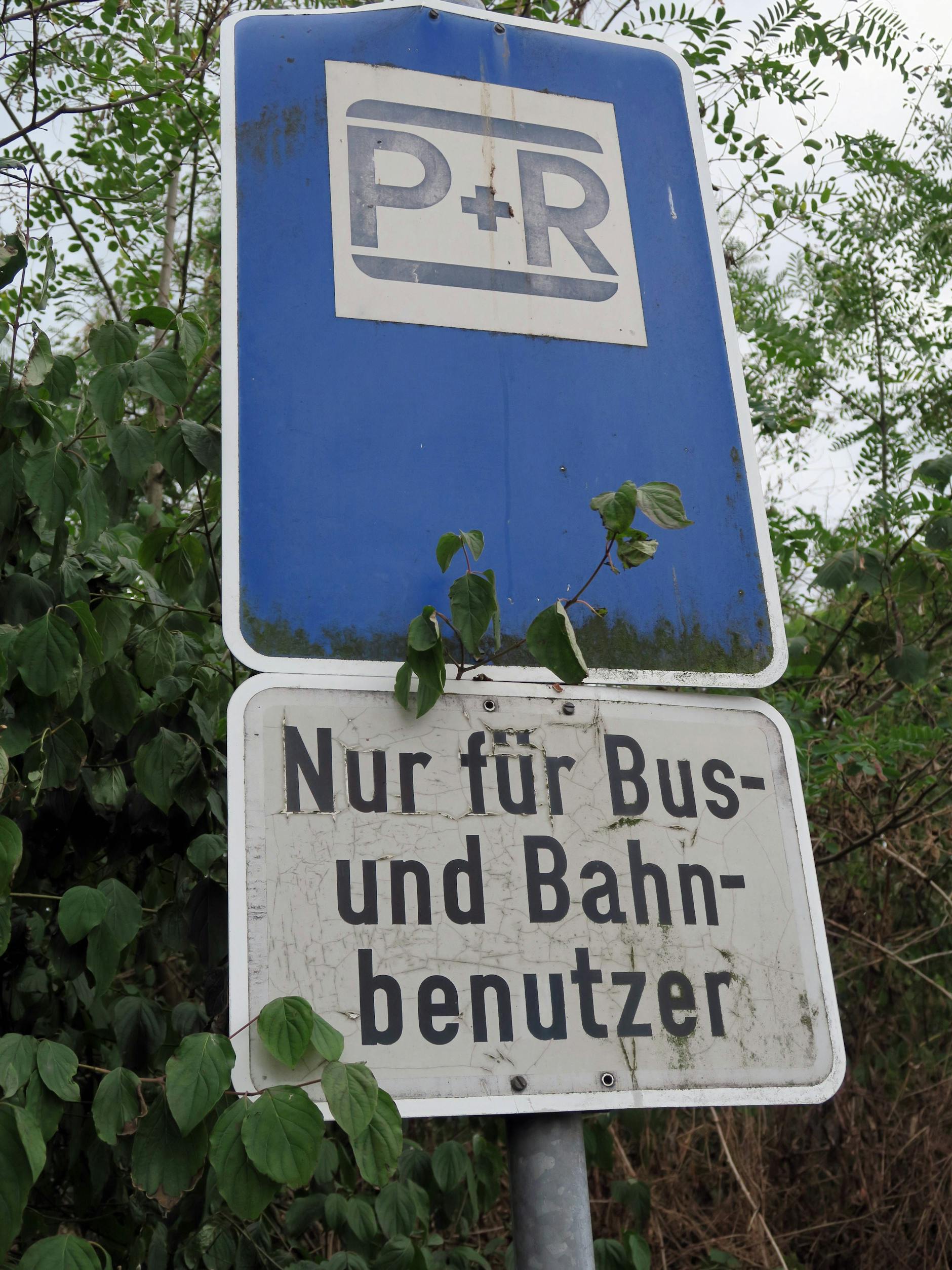 Nicht sehr einladend ist das Schild, das auf einen Park-and-Ride-Platz hinweist.