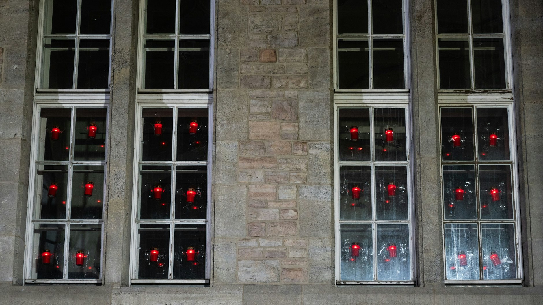 Rote Kerzen erinnern am Rathaus Neukölln an die Opfer rechtsextremer Gewalt.
