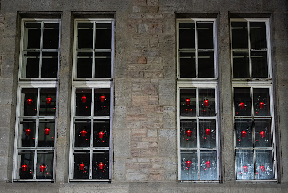 Rote Kerzen erinnern am Rathaus Neukölln an die Opfer rechtsextremer Gewalt.