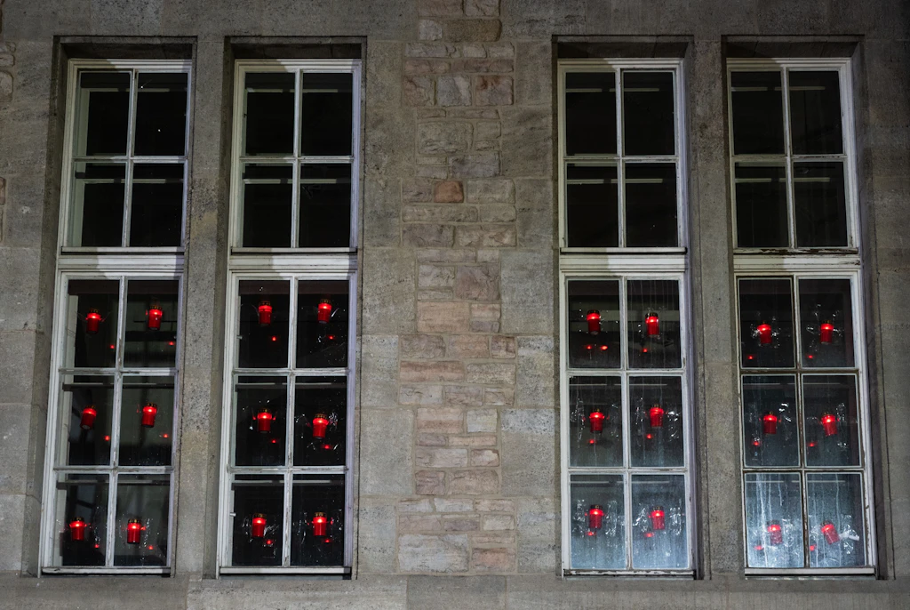 Neukölln: Schweigeminute und Kerzen für die Opfer von Hanau