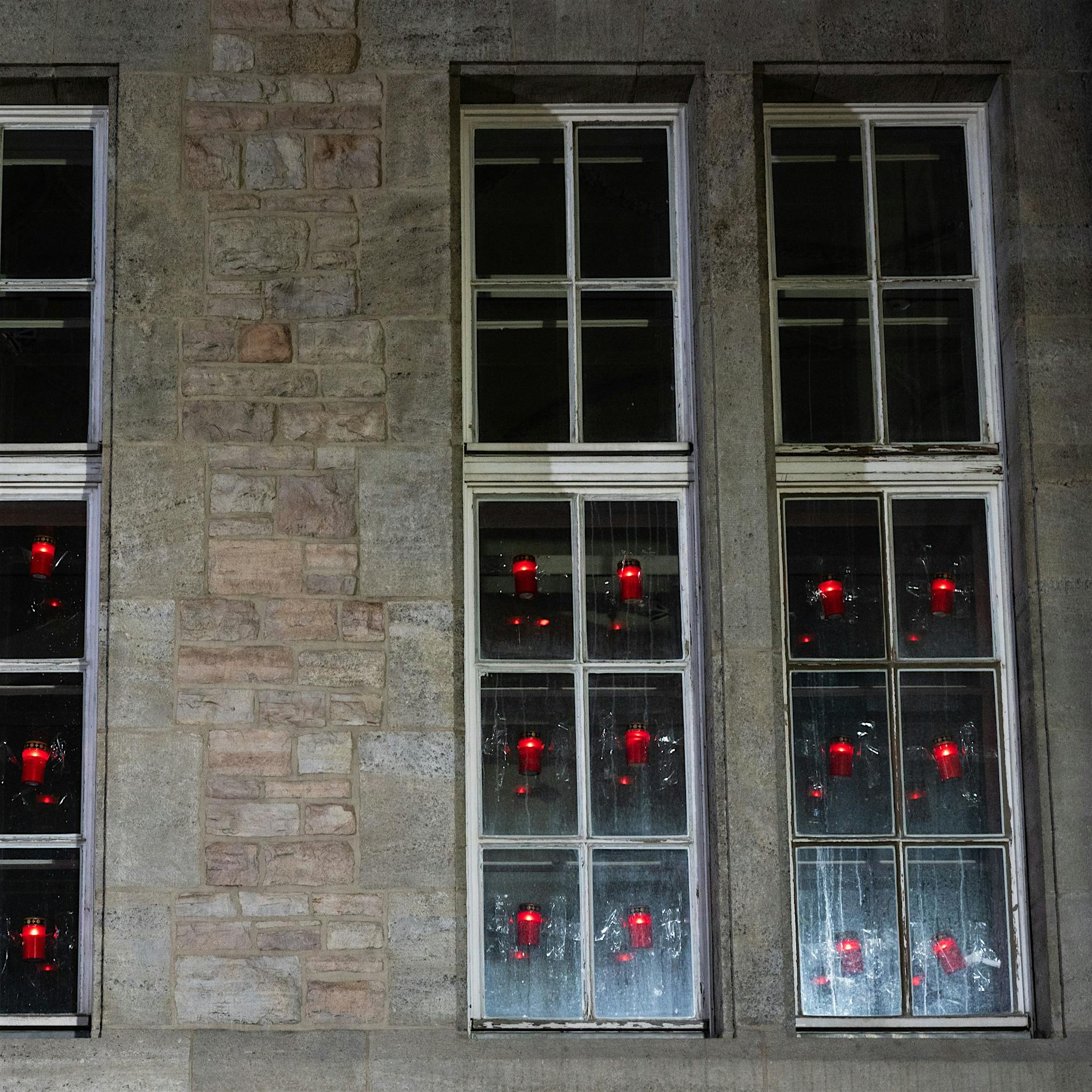 Neukölln: Schweigeminute und Kerzen für die Opfer von Hanau