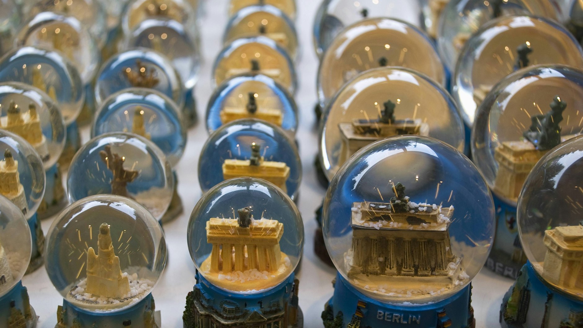 Berlin in einer Schneekugel.