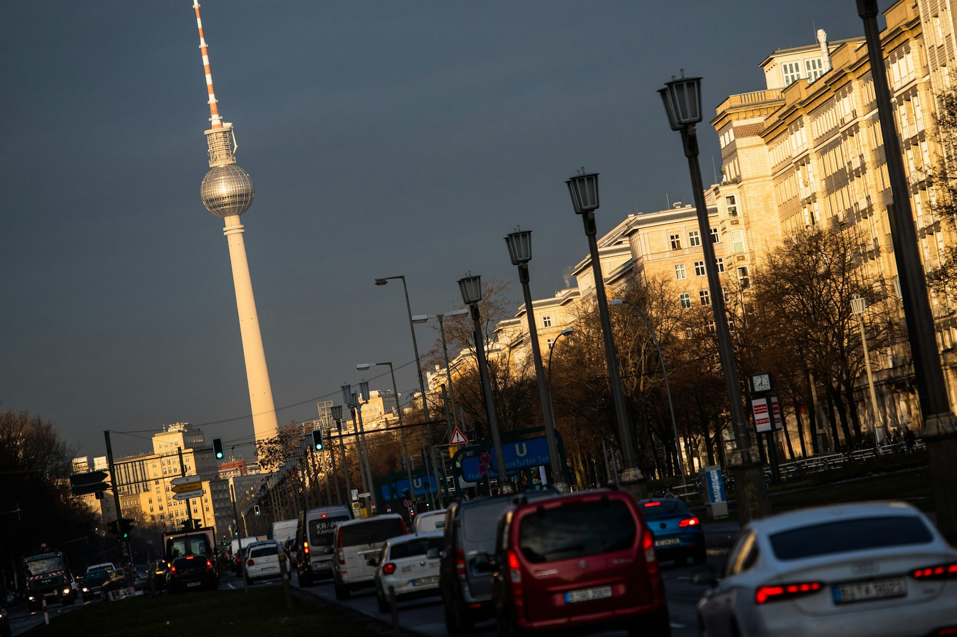 Viel Verkehr Frankfurter Tor in Mitte. Wenn das geplante Gesetz Wirklichkeit wird, dürfte es auf Bundesstraßen wie dieser noch voller werden. Denn dort könnte weiterhin gefahren werden.