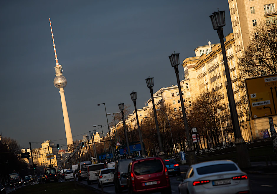Viel Verkehr Frankfurter Tor in Mitte. Wenn das geplante Gesetz Wirklichkeit wird, dürfte es auf Bundesstraßen wie dieser noch voller werden. Denn dort könnte weiterhin gefahren werden.