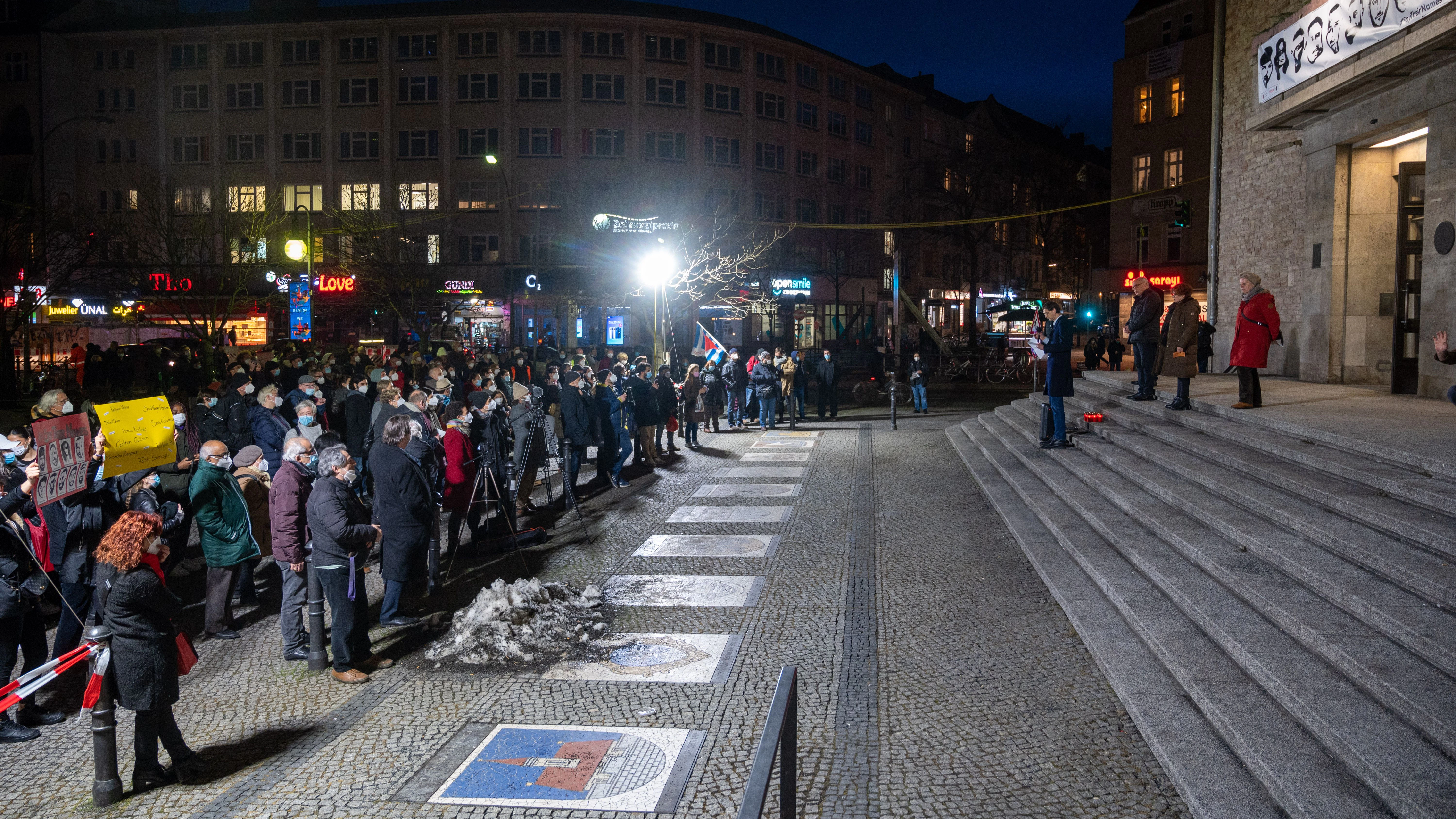 Politiker und Berliner Bürger sind zur Gedenkveranstaltung in Neukölln gekommen.