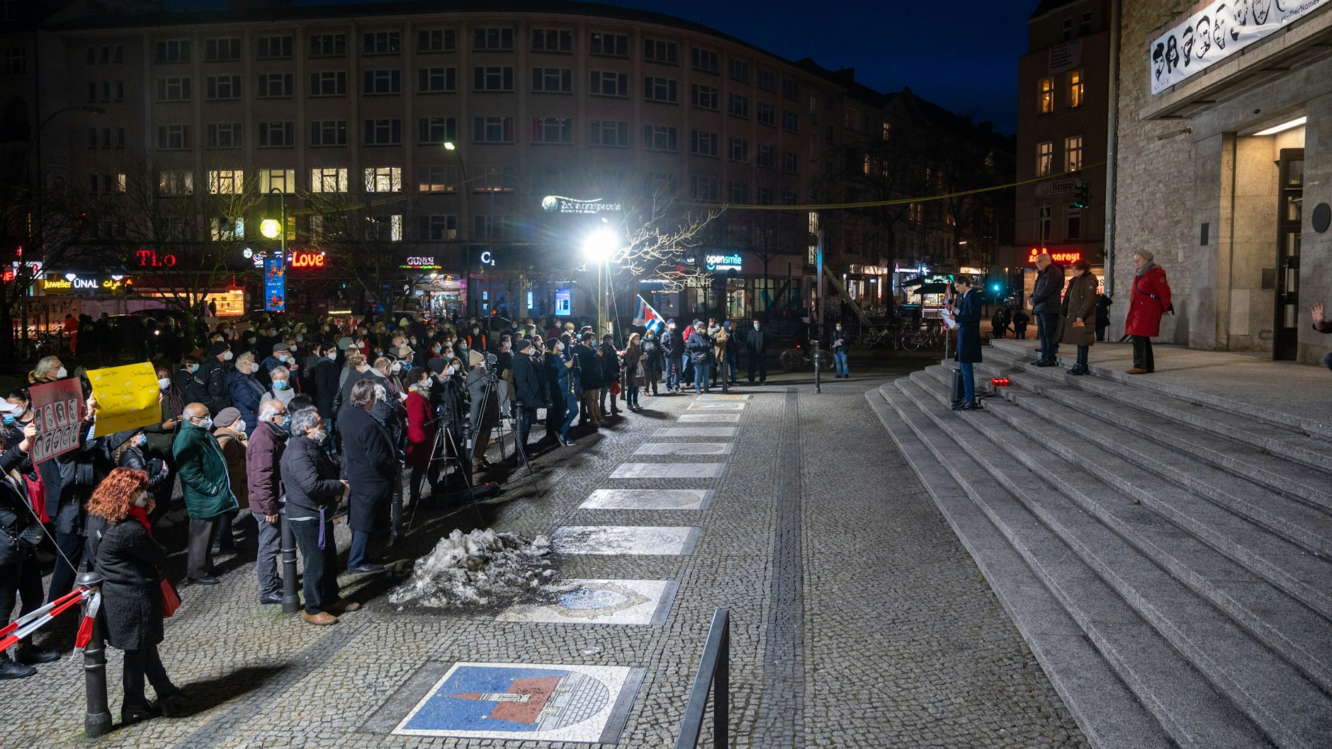 Politiker und Berliner Bürger sind zur Gedenkveranstaltung in Neukölln gekommen.