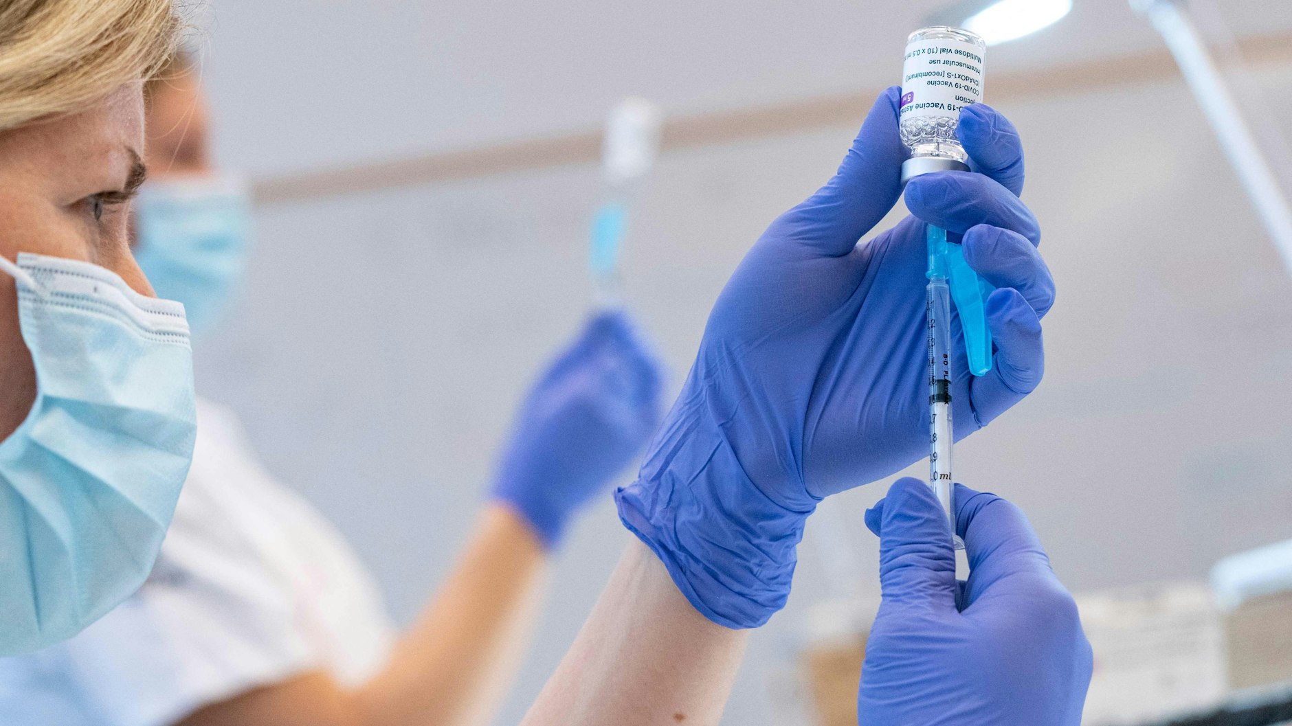 Krankenschwestern bereiten Impfdosen mit dem Mittel von Astrazeneca vor.