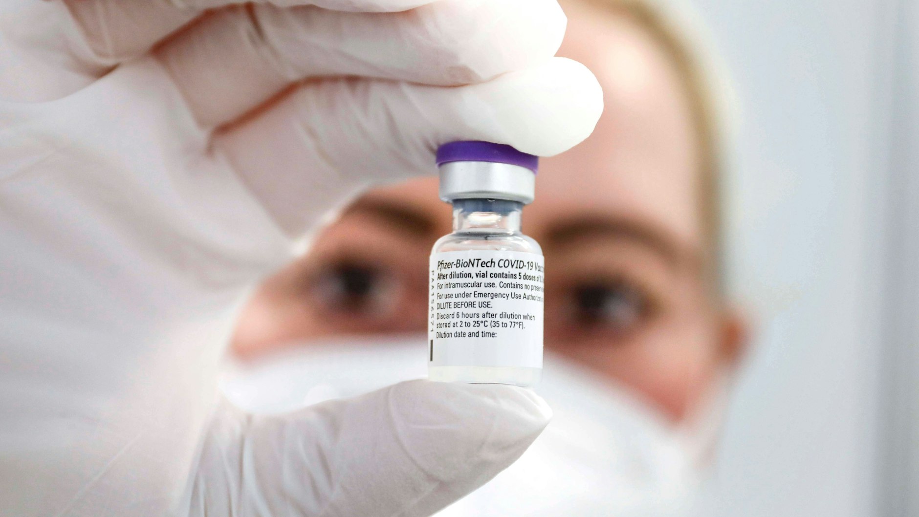 Eine Ampulle mit dem Impfstoff von Biontech und Pfizer.