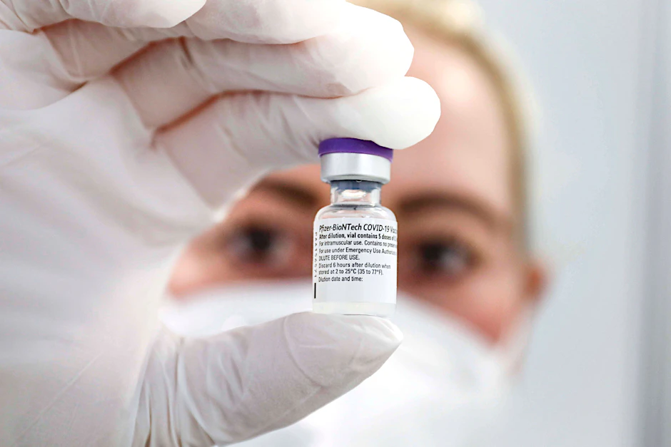 Eine Ampulle mit dem Impfstoff von Biontech und Pfizer.