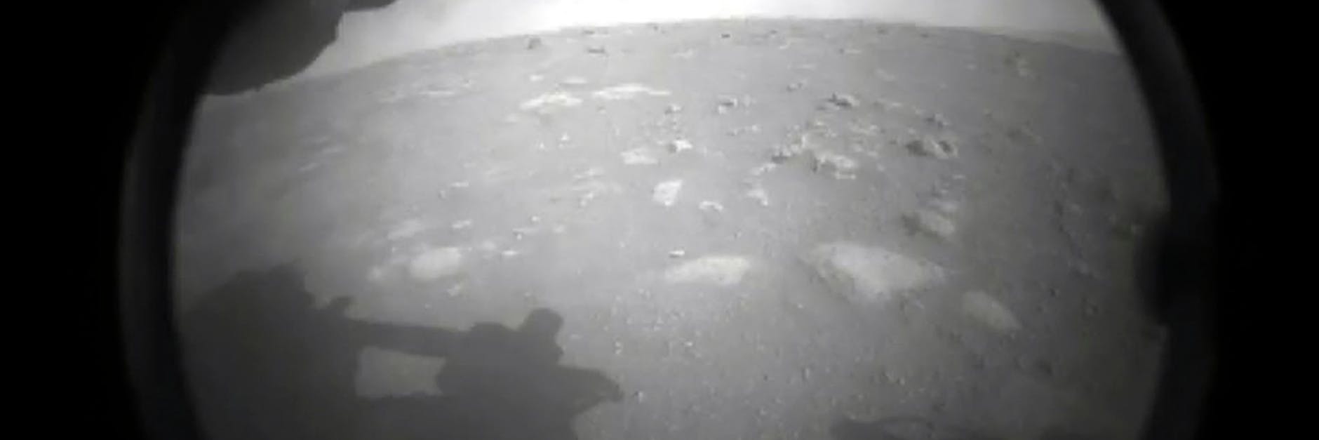 Dieses Foto sendete der Mars-Rover kurz nach seiner Landung zur Erde.