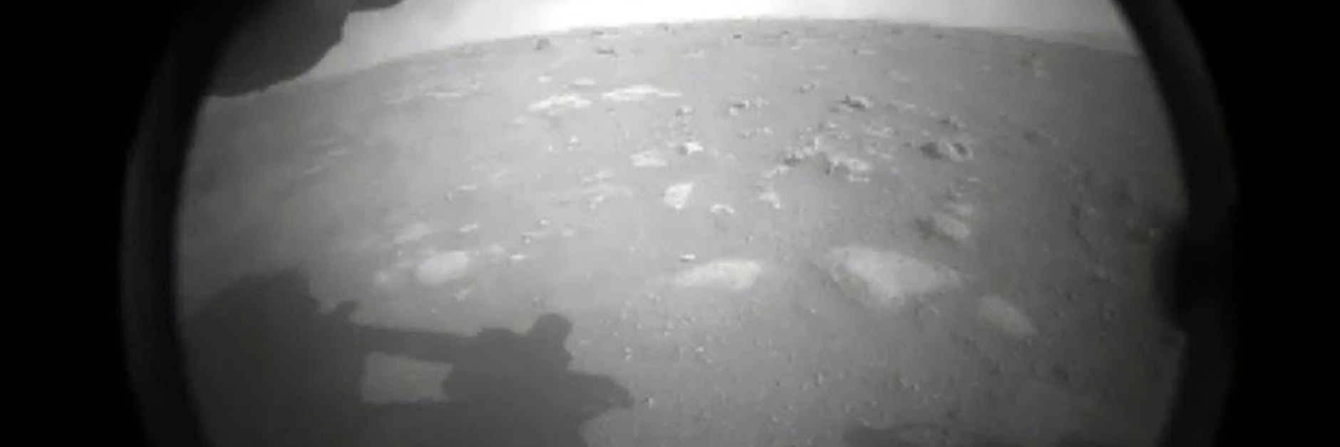 Dieses Foto sendete der Mars-Rover kurz nach seiner Landung zur Erde.