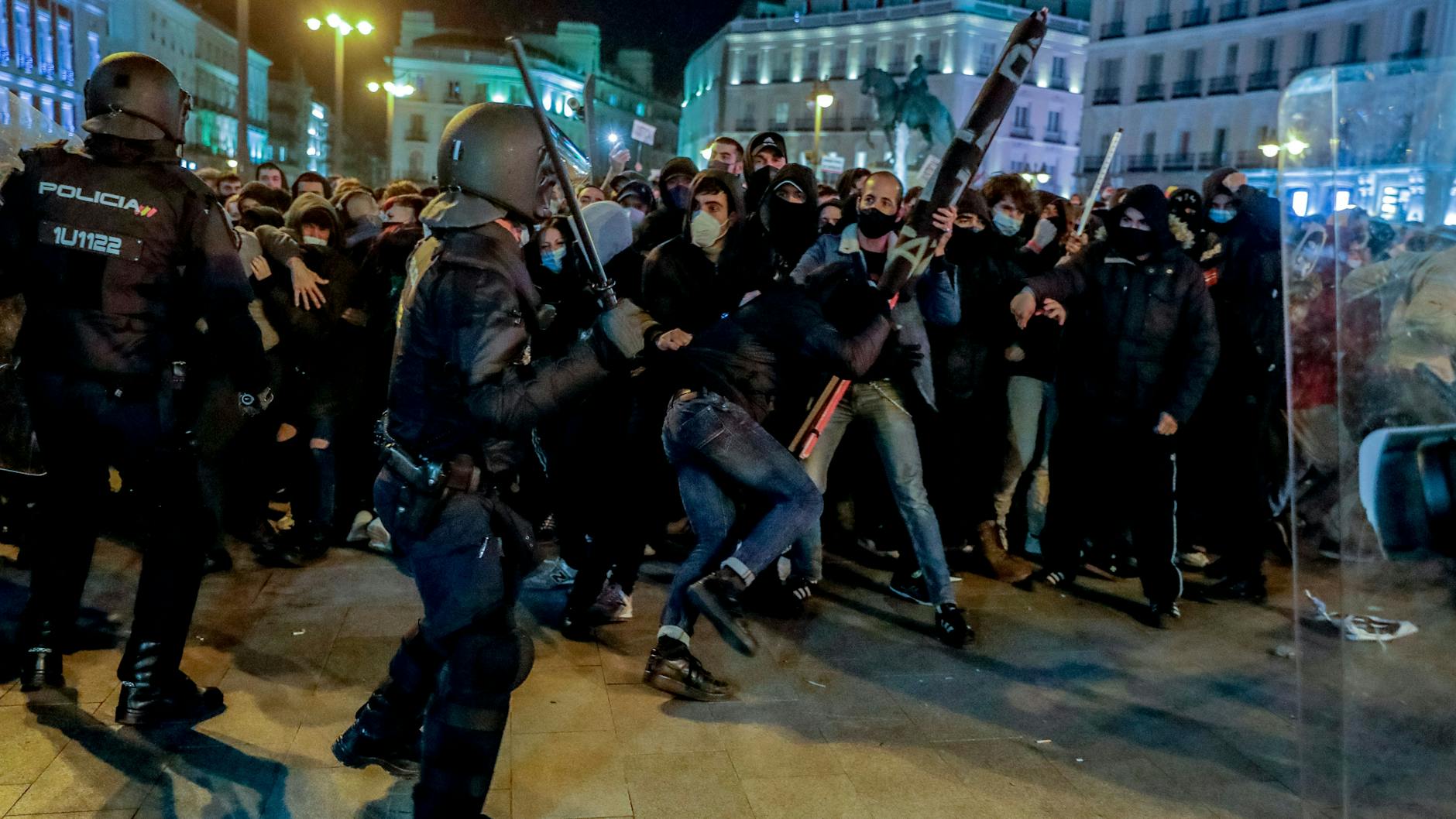 Auch in Madrid forderten Hunderte Demonstranten die Freilassung des Musikers.