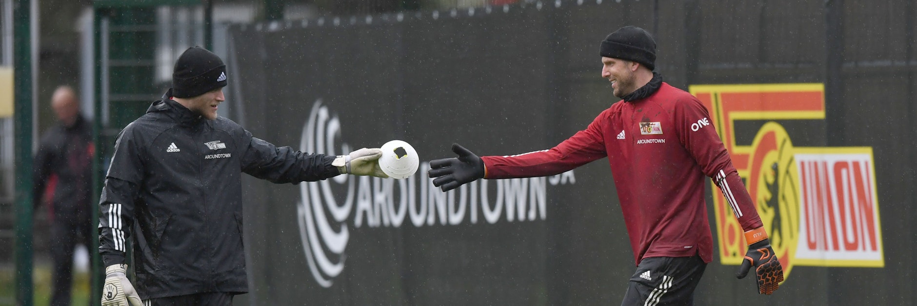 Faust auf Faust, hart ganz hart – Unions Loris Karius (l.) begrüßt Rückkehrer Andreas Luthe. Wer am Sonnabend in Freiburg das Tor der Eisernen hüten wird, ließ Trainer Urs Fischer offen.&nbsp;