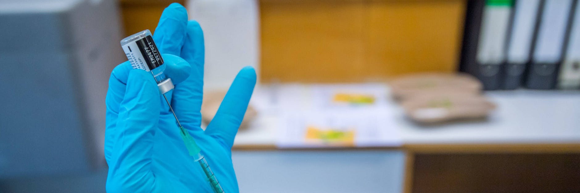 Eine Mitarbeiterin bereitet eine Impfung vor.