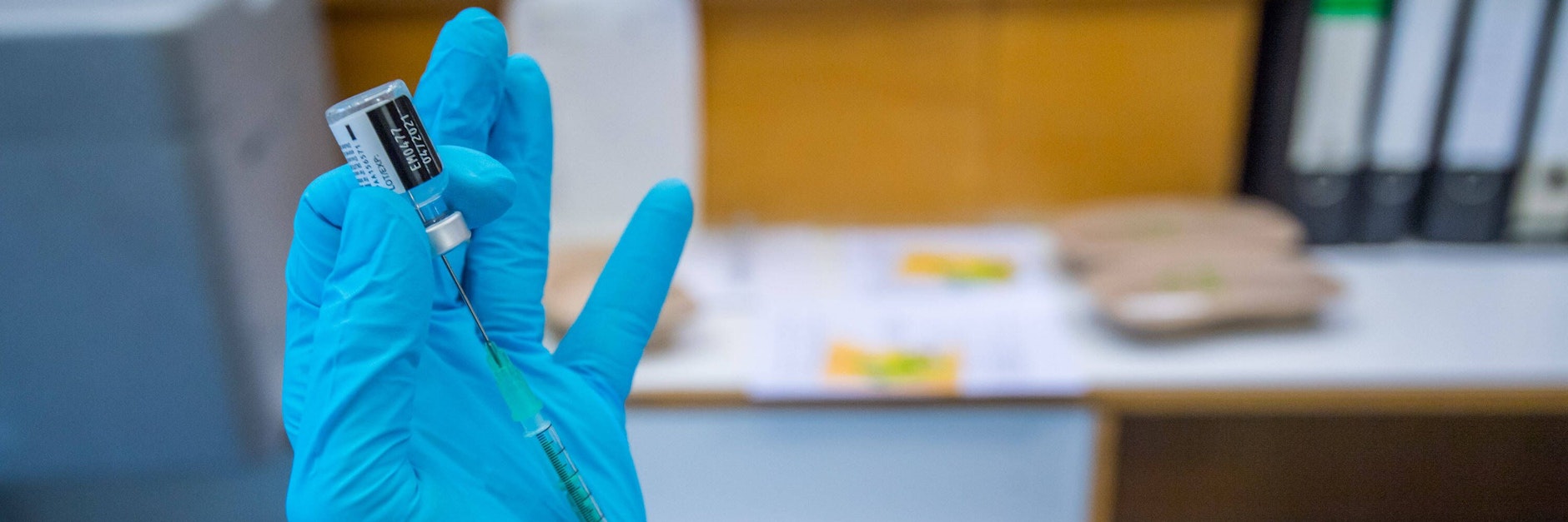 Eine Mitarbeiterin bereitet eine Impfung vor.